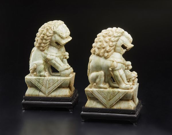 Arte Cinese : Coppia di cani di pho in giada  Cina, XX secolo  - Asta Asta 373 | ARTE ORIENTALE E ISLAMICA - ARTE ORIENALE E WUNDERKAMMER Online - Associazione Nazionale - Case d'Asta italiane