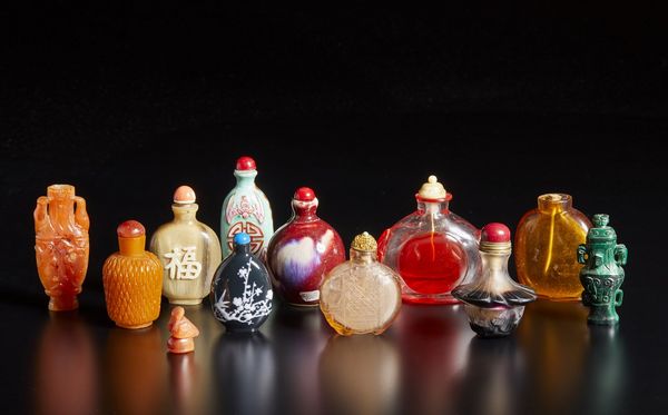 Arte Cinese : Lotto composto da undici tabacchiere  Cina, dinastia Qing, XIX secolo  - Asta Asta 373 | ARTE ORIENTALE E ISLAMICA - ARTE ORIENALE E WUNDERKAMMER Online - Associazione Nazionale - Case d'Asta italiane