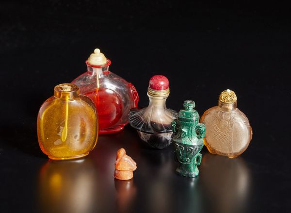 Arte Cinese : Lotto composto da undici tabacchiere  Cina, dinastia Qing, XIX secolo  - Asta Asta 373 | ARTE ORIENTALE E ISLAMICA - ARTE ORIENALE E WUNDERKAMMER Online - Associazione Nazionale - Case d'Asta italiane