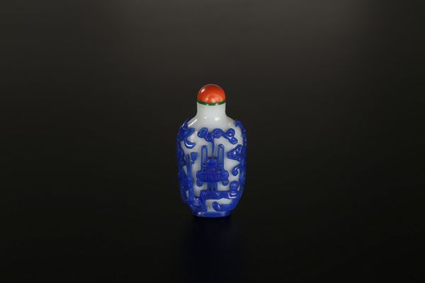Arte Cinese : Snuff bottle in vetro con applicazioni blu Cina, XVIII - XIX secolo  - Asta Asta 373 | ARTE ORIENTALE E ISLAMICA - ARTE ORIENALE E WUNDERKAMMER Online - Associazione Nazionale - Case d'Asta italiane
