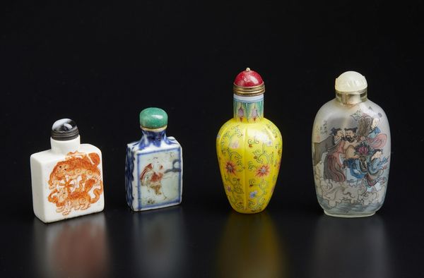 Arte Cinese : Gruppo di quattro tabacchiere  Cina, dinastia Qing, XIX secolo  - Asta Asta 373 | ARTE ORIENTALE E ISLAMICA - ARTE ORIENALE E WUNDERKAMMER Online - Associazione Nazionale - Case d'Asta italiane