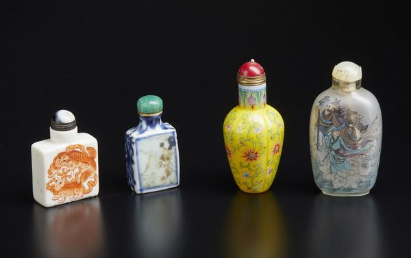 Arte Cinese : Gruppo di quattro tabacchiere  Cina, dinastia Qing, XIX secolo  - Asta Asta 373 | ARTE ORIENTALE E ISLAMICA - ARTE ORIENALE E WUNDERKAMMER Online - Associazione Nazionale - Case d'Asta italiane