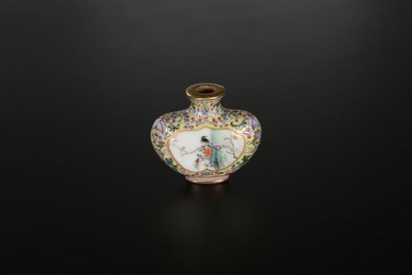 Arte Cinese : Snuff bottle in porcellana smaltata di giallo, decorata con riserve centrali Cina, XIX secolo  - Asta Asta 373 | ARTE ORIENTALE E ISLAMICA - ARTE ORIENALE E WUNDERKAMMER Online - Associazione Nazionale - Case d'Asta italiane