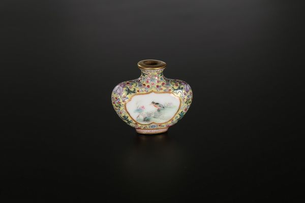 Arte Cinese : Snuff bottle in porcellana smaltata di giallo, decorata con riserve centrali Cina, XIX secolo  - Asta Asta 373 | ARTE ORIENTALE E ISLAMICA - ARTE ORIENALE E WUNDERKAMMER Online - Associazione Nazionale - Case d'Asta italiane