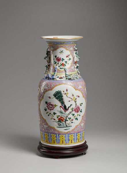 Arte Cinese : Vaso in porcellana con decorazione vegetale  Cina, XX secolo  - Asta Asta 373 | ARTE ORIENTALE E ISLAMICA - ARTE ORIENALE E WUNDERKAMMER Online - Associazione Nazionale - Case d'Asta italiane