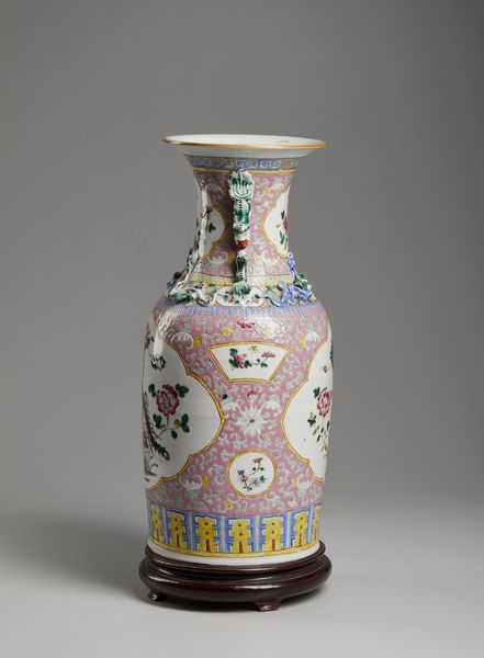 Arte Cinese : Vaso in porcellana con decorazione vegetale  Cina, XX secolo  - Asta Asta 373 | ARTE ORIENTALE E ISLAMICA - ARTE ORIENALE E WUNDERKAMMER Online - Associazione Nazionale - Case d'Asta italiane