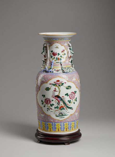 Arte Cinese : Vaso in porcellana con decorazione vegetale  Cina, XX secolo  - Asta Asta 373 | ARTE ORIENTALE E ISLAMICA - ARTE ORIENALE E WUNDERKAMMER Online - Associazione Nazionale - Case d'Asta italiane
