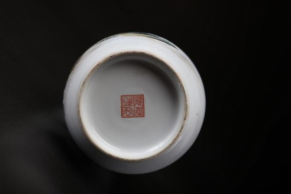 Arte Cinese : Due vasi in porcellana policroma Cina, periodo Repubblica  - Asta Asta 373 | ARTE ORIENTALE E ISLAMICA - ARTE ORIENALE E WUNDERKAMMER Online - Associazione Nazionale - Case d'Asta italiane