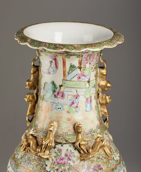 Arte Cinese : Vaso a balaustro Canton Cina, dinastia Qing, XIX secolo  - Asta Asta 373 | ARTE ORIENTALE E ISLAMICA - ARTE ORIENALE E WUNDERKAMMER Online - Associazione Nazionale - Case d'Asta italiane