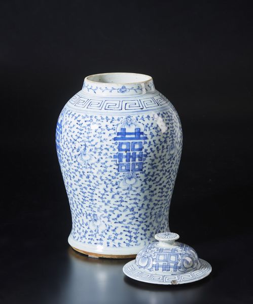 Arte Cinese : Potiche in porcellana bianca e blu Cina, inzio XX secolo  - Asta Asta 373 | ARTE ORIENTALE E ISLAMICA - ARTE ORIENALE E WUNDERKAMMER Online - Associazione Nazionale - Case d'Asta italiane