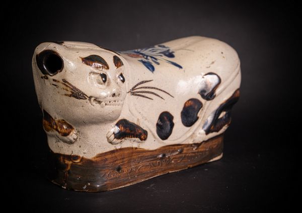 Arte Cinese : Poggiatesta cizhou sagomato in forma di gatto  Cina, XIX secolo  - Asta Asta 373 | ARTE ORIENTALE E ISLAMICA - ARTE ORIENALE E WUNDERKAMMER Online - Associazione Nazionale - Case d'Asta italiane