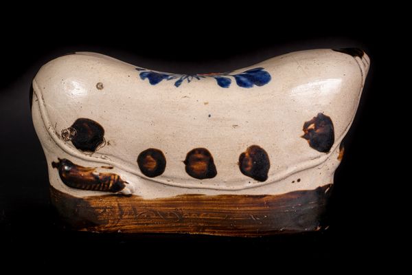 Arte Cinese : Poggiatesta cizhou sagomato in forma di gatto  Cina, XIX secolo  - Asta Asta 373 | ARTE ORIENTALE E ISLAMICA - ARTE ORIENALE E WUNDERKAMMER Online - Associazione Nazionale - Case d'Asta italiane