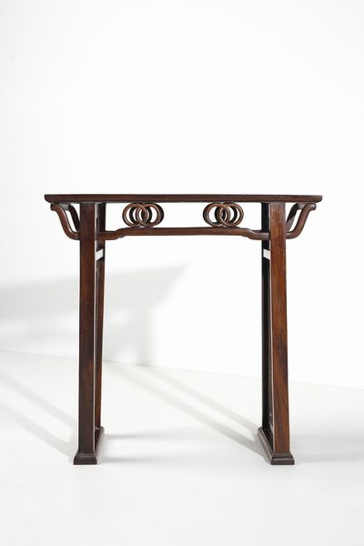 Arte Cinese : Tavolino in legno hongmu  Cina, dinastia Qing, XIX secolo  - Asta Asta 373 | ARTE ORIENTALE E ISLAMICA - ARTE ORIENALE E WUNDERKAMMER Online - Associazione Nazionale - Case d'Asta italiane