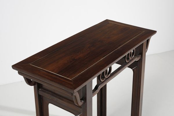 Arte Cinese : Tavolino in legno hongmu  Cina, dinastia Qing, XIX secolo  - Asta Asta 373 | ARTE ORIENTALE E ISLAMICA - ARTE ORIENALE E WUNDERKAMMER Online - Associazione Nazionale - Case d'Asta italiane