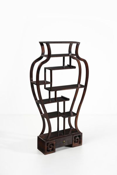 Arte Cinese : Etagere in legno duro a forma di vaso Cina, inizi XX secolo  - Asta Asta 373 | ARTE ORIENTALE E ISLAMICA - ARTE ORIENALE E WUNDERKAMMER Online - Associazione Nazionale - Case d'Asta italiane