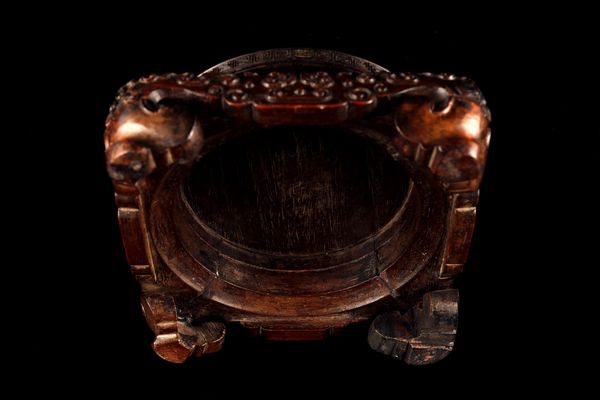 Arte Cinese : Base in legno intagliato  Cina, dinastia Qing, XVIII secolo  - Asta Asta 373 | ARTE ORIENTALE E ISLAMICA - ARTE ORIENALE E WUNDERKAMMER Online - Associazione Nazionale - Case d'Asta italiane