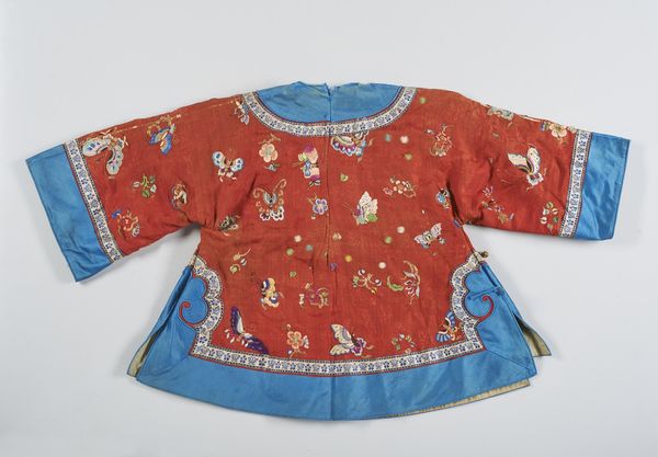 Arte Cinese : Vestito da bambino in seta  Cina, dinastia Qing, inizi XIX secolo  - Asta Asta 373 | ARTE ORIENTALE E ISLAMICA - ARTE ORIENALE E WUNDERKAMMER Online - Associazione Nazionale - Case d'Asta italiane