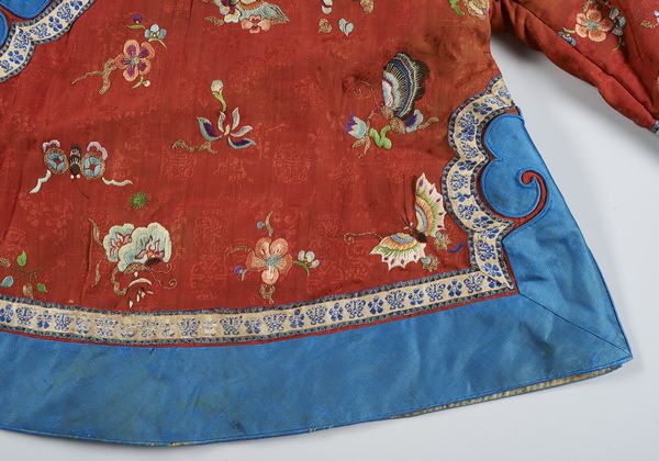 Arte Cinese : Vestito da bambino in seta  Cina, dinastia Qing, inizi XIX secolo  - Asta Asta 373 | ARTE ORIENTALE E ISLAMICA - ARTE ORIENALE E WUNDERKAMMER Online - Associazione Nazionale - Case d'Asta italiane