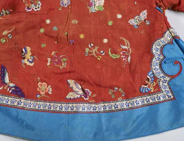 Arte Cinese : Vestito da bambino in seta  Cina, dinastia Qing, inizi XIX secolo  - Asta Asta 373 | ARTE ORIENTALE E ISLAMICA - ARTE ORIENALE E WUNDERKAMMER Online - Associazione Nazionale - Case d'Asta italiane
