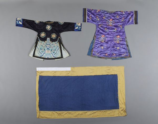 Arte Cinese : Lotto composto da tre tessuti ricamati  Cina, dinastia Qing, XIX secolo  - Asta Asta 373 | ARTE ORIENTALE E ISLAMICA - ARTE ORIENALE E WUNDERKAMMER Online - Associazione Nazionale - Case d'Asta italiane