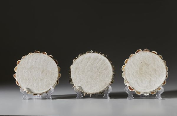 . : Tre rosoni in conchiglie  - Asta Asta 373 | ARTE ORIENTALE E ISLAMICA - ARTE ORIENALE E WUNDERKAMMER Online - Associazione Nazionale - Case d'Asta italiane