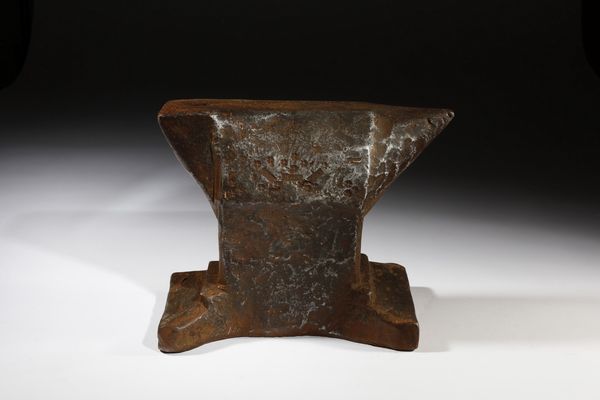 . : Antica incudine  Europa, XVIII secolo  - Asta Asta 373 | ARTE ORIENTALE E ISLAMICA - ARTE ORIENALE E WUNDERKAMMER Online - Associazione Nazionale - Case d'Asta italiane