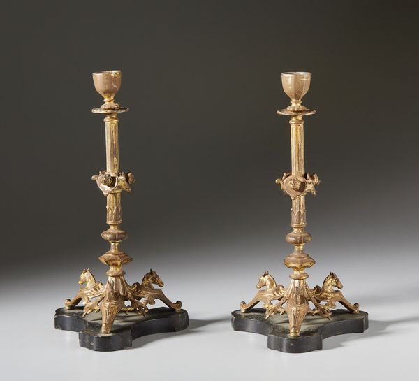 . : Coppia di candelieri in bronzo  - Asta Asta 373 | ARTE ORIENTALE E ISLAMICA - ARTE ORIENALE E WUNDERKAMMER Online - Associazione Nazionale - Case d'Asta italiane