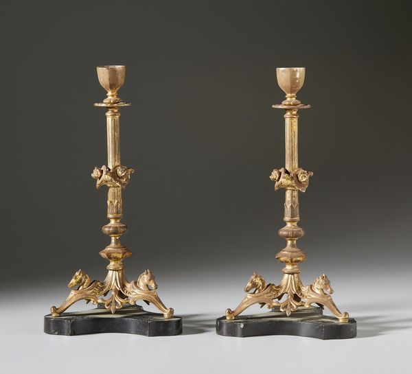 . : Coppia di candelieri in bronzo  - Asta Asta 373 | ARTE ORIENTALE E ISLAMICA - ARTE ORIENALE E WUNDERKAMMER Online - Associazione Nazionale - Case d'Asta italiane