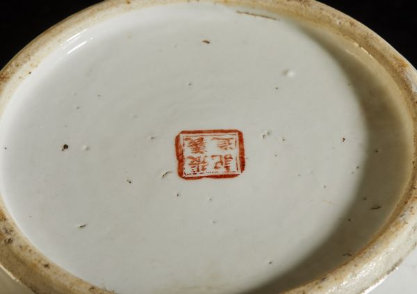 Arte Cinese : Due potiches famiglia rosa e vassoio esagonale in porcellana  Cina, XIX - inizio XX secolo  - Asta Asta 373 | ARTE ORIENTALE E ISLAMICA - ARTE ORIENALE E WUNDERKAMMER Online - Associazione Nazionale - Case d'Asta italiane