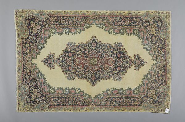 . : Tappeto Kirman Persia, met� XX secolo  - Asta Asta 373 | ARTE ORIENTALE E ISLAMICA - ARTE ORIENALE E WUNDERKAMMER Online - Associazione Nazionale - Case d'Asta italiane