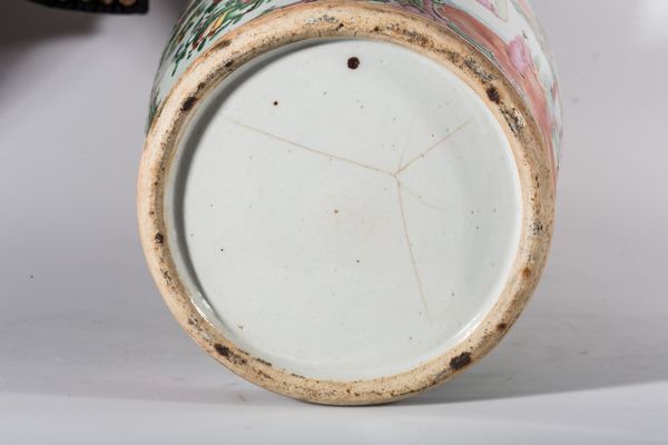 Arte Cinese : Vaso Canton in porcellana  Cina, dinastia Qing, XIX secolo  - Asta Asta 373 | ARTE ORIENTALE E ISLAMICA - ARTE ORIENALE E WUNDERKAMMER Online - Associazione Nazionale - Case d'Asta italiane