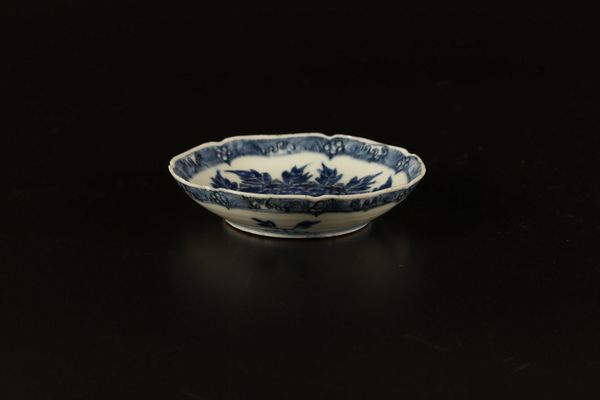 Arte Cinese : Piatto in porcellana bianco/blu con bordo foliato  Cina, dinastia Qing  - Asta Asta 373 | ARTE ORIENTALE E ISLAMICA - ARTE ORIENALE E WUNDERKAMMER Online - Associazione Nazionale - Case d'Asta italiane