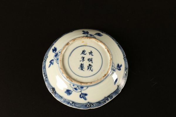 Arte Cinese : Piatto in porcellana bianco/blu con bordo foliato  Cina, dinastia Qing  - Asta Asta 373 | ARTE ORIENTALE E ISLAMICA - ARTE ORIENALE E WUNDERKAMMER Online - Associazione Nazionale - Case d'Asta italiane