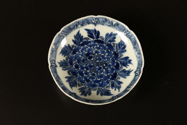 Arte Cinese : Piatto in porcellana bianco/blu con bordo foliato  Cina, dinastia Qing  - Asta Asta 373 | ARTE ORIENTALE E ISLAMICA - ARTE ORIENALE E WUNDERKAMMER Online - Associazione Nazionale - Case d'Asta italiane
