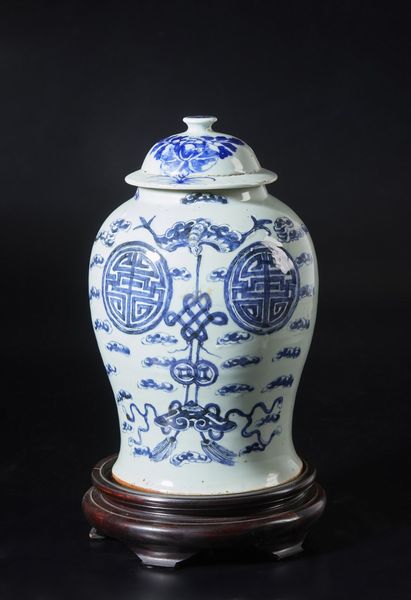 Arte Cinese : Tre vasi in porcellana bianca e blu Cina, XX secolo  - Asta Asta 373 | ARTE ORIENTALE E ISLAMICA - ARTE ORIENALE E WUNDERKAMMER Online - Associazione Nazionale - Case d'Asta italiane