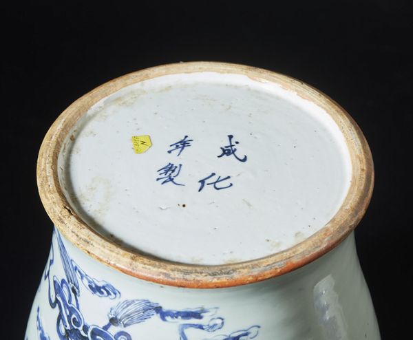 Arte Cinese : Tre vasi in porcellana bianca e blu Cina, XX secolo  - Asta Asta 373 | ARTE ORIENTALE E ISLAMICA - ARTE ORIENALE E WUNDERKAMMER Online - Associazione Nazionale - Case d'Asta italiane