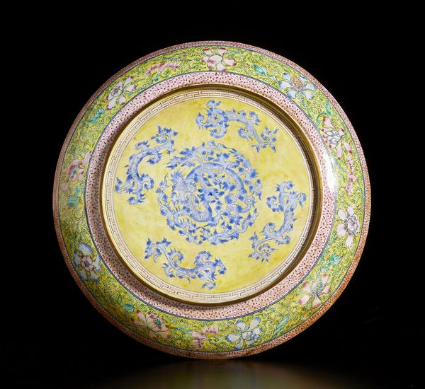 Arte Cinese : Piatto in smalto di Pechino  Cina, dinastia Qing, XIX secolo  - Asta Asta 373 | ARTE ORIENTALE E ISLAMICA - ARTE ORIENALE E WUNDERKAMMER Online - Associazione Nazionale - Case d'Asta italiane