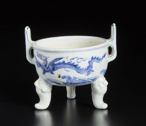 Arte Cinese : Incensiere tripode in porcellana bianco e blu Cina, dinastia Qing, XIX secolo  - Asta Asta 373 | ARTE ORIENTALE E ISLAMICA - ARTE ORIENALE E WUNDERKAMMER Online - Associazione Nazionale - Case d'Asta italiane