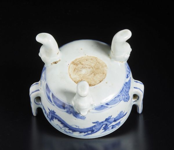 Arte Cinese : Incensiere tripode in porcellana bianco e blu Cina, dinastia Qing, XIX secolo  - Asta Asta 373 | ARTE ORIENTALE E ISLAMICA - ARTE ORIENALE E WUNDERKAMMER Online - Associazione Nazionale - Case d'Asta italiane