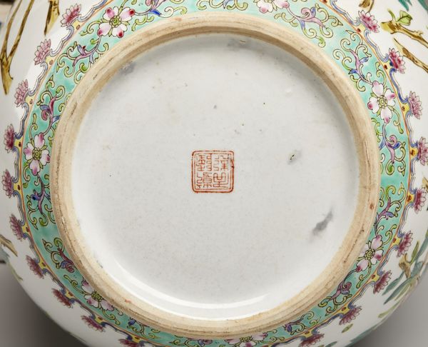 Arte Cinese : Gruppo di tre vasi a decoro policromo  Cina, XX secolo  - Asta Asta 373 | ARTE ORIENTALE E ISLAMICA - ARTE ORIENALE E WUNDERKAMMER Online - Associazione Nazionale - Case d'Asta italiane