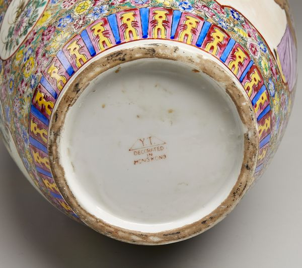 Arte Cinese : Gruppo di tre vasi a decoro policromo  Cina, XX secolo  - Asta Asta 373 | ARTE ORIENTALE E ISLAMICA - ARTE ORIENALE E WUNDERKAMMER Online - Associazione Nazionale - Case d'Asta italiane