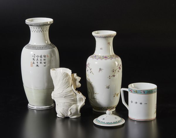 Arte Cinese : Lotto composto da nove vasi in porcellana  Cina, XX secolo  - Asta Asta 373 | ARTE ORIENTALE E ISLAMICA - ARTE ORIENALE E WUNDERKAMMER Online - Associazione Nazionale - Case d'Asta italiane