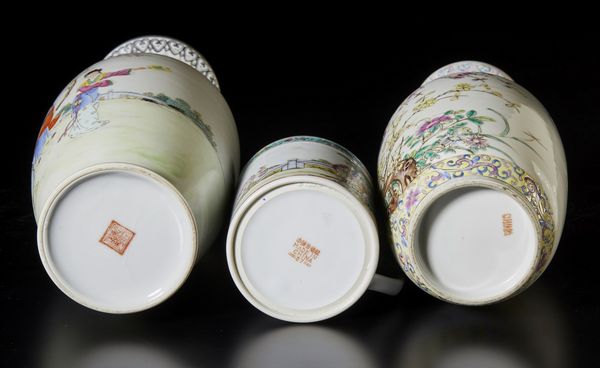 Arte Cinese : Lotto composto da nove vasi in porcellana  Cina, XX secolo  - Asta Asta 373 | ARTE ORIENTALE E ISLAMICA - ARTE ORIENALE E WUNDERKAMMER Online - Associazione Nazionale - Case d'Asta italiane