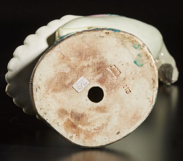 Arte Cinese : Gruppo di tre oggetti in porcellana  Cina, dinastia Qing, XIX secolo  - Asta Asta 373 | ARTE ORIENTALE E ISLAMICA - ARTE ORIENALE E WUNDERKAMMER Online - Associazione Nazionale - Case d'Asta italiane