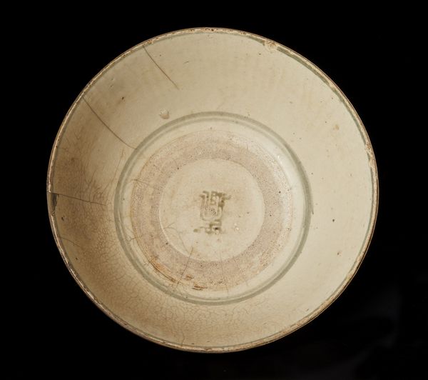 Arte Cinese : Lotto composto da grande ciotola e vaso monocromo bianco craquel�  Cina o Vietnam, XVIII secolo  - Asta Asta 373 | ARTE ORIENTALE E ISLAMICA - ARTE ORIENALE E WUNDERKAMMER Online - Associazione Nazionale - Case d'Asta italiane