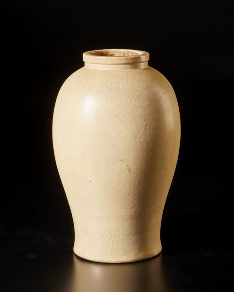 Arte Cinese : Lotto composto da grande ciotola e vaso monocromo bianco craquel�  Cina o Vietnam, XVIII secolo  - Asta Asta 373 | ARTE ORIENTALE E ISLAMICA - ARTE ORIENALE E WUNDERKAMMER Online - Associazione Nazionale - Case d'Asta italiane