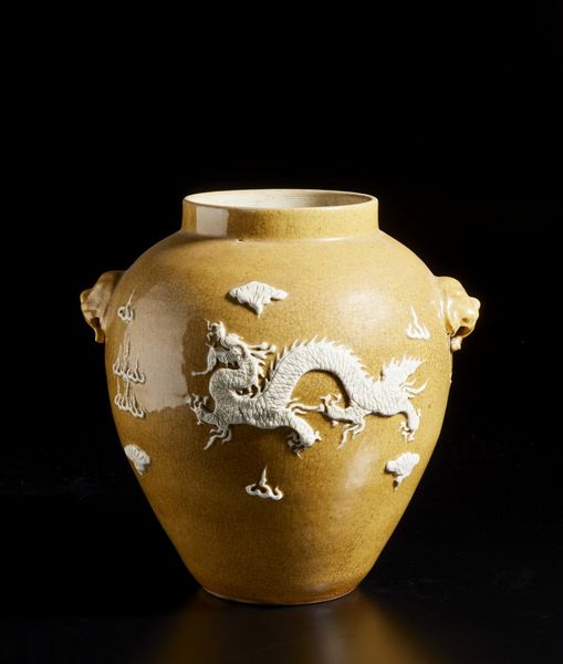 Arte Cinese : Vaso con decoro a rilievo  Cina, dinastia Qing, XIX secolo  - Asta Asta 373 | ARTE ORIENTALE E ISLAMICA - ARTE ORIENALE E WUNDERKAMMER Online - Associazione Nazionale - Case d'Asta italiane
