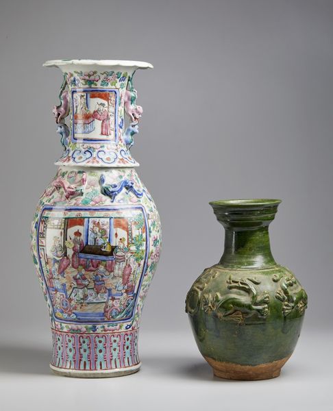Arte Cinese : Lotto composto da un vaso verde Tang ed un vaso Canton  Cina, IX e XIX secolo  - Asta Asta 373 | ARTE ORIENTALE E ISLAMICA - ARTE ORIENALE E WUNDERKAMMER Online - Associazione Nazionale - Case d'Asta italiane