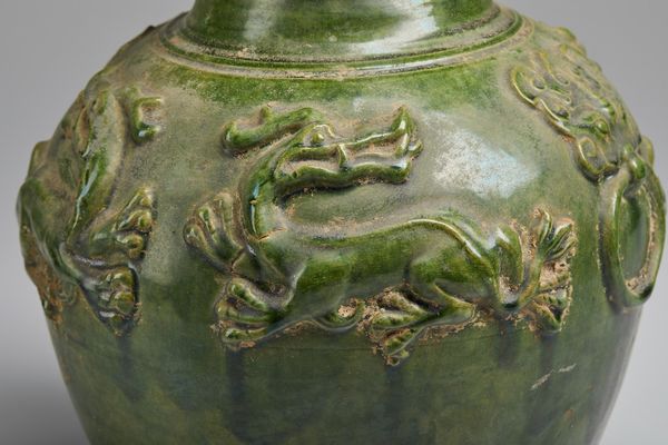 Arte Cinese : Lotto composto da un vaso verde Tang ed un vaso Canton  Cina, IX e XIX secolo  - Asta Asta 373 | ARTE ORIENTALE E ISLAMICA - ARTE ORIENALE E WUNDERKAMMER Online - Associazione Nazionale - Case d'Asta italiane