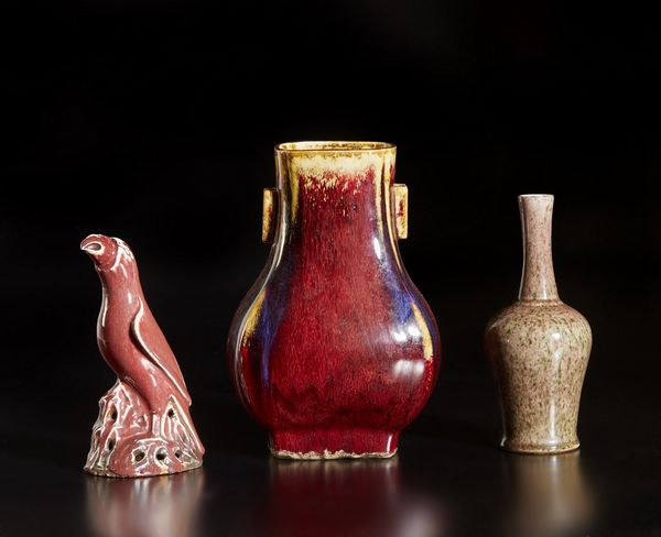 Arte Cinese : Tre manufatti in porcellana sang de boef Cina, dinastia Qing, XIX secolo  - Asta Asta 373 | ARTE ORIENTALE E ISLAMICA - ARTE ORIENALE E WUNDERKAMMER Online - Associazione Nazionale - Case d'Asta italiane